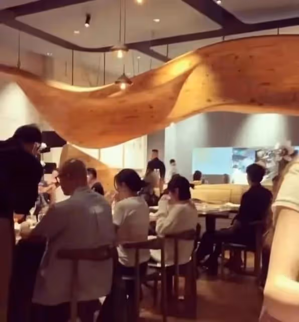 具俊曄大S聚餐照從韓網傳出，多名藝術家在場，意為大小S介紹人脈