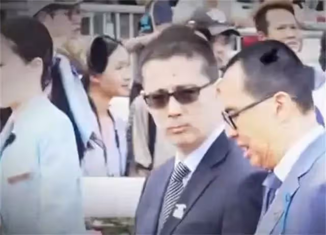 李澤楷送保鏢價值1000萬股票，保鏢小心保存11年，結果成一堆廢紙！