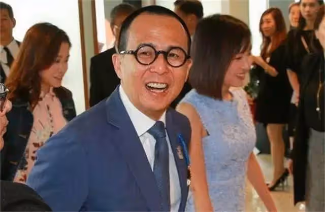 李澤楷送保鏢價值1000萬股票，保鏢小心保存11年，結果成一堆廢紙！