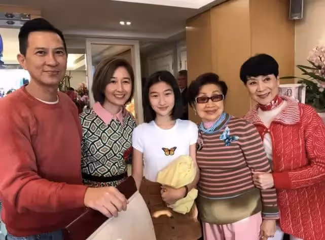 張家輝和關詠荷女兒近照罕曝光,小時候是爸爸翻版,長大卻和媽媽復製粘貼,網友:這氣質顏值絕了