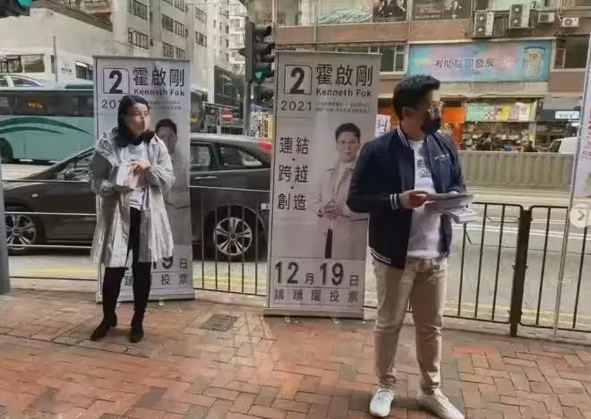 爺爺坐擁千億資產！霍啟剛卻開臺20年的老賓士，在街頭髮傳單「願意放下身段」，網友：十分低調的豪門公子