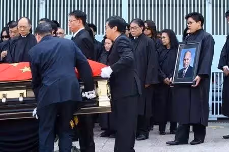爺爺坐擁千億資產!霍啟剛卻開臺20年的老賓士,在街頭髮傳單「願意放下身段」,網友:十分低調的豪門公子