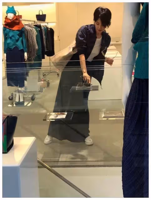 拍到王菲逛街,穿t恤長裙很高挑知性,踩帆布鞋減齡看不出52歲!