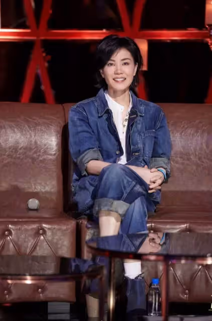 拍到王菲逛街,穿t恤長裙很高挑知性,踩帆布鞋減齡看不出52歲!