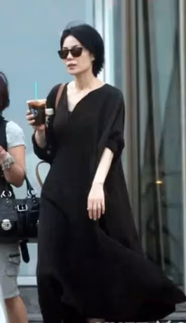 拍到王菲逛街,穿t恤長裙很高挑知性,踩帆布鞋減齡看不出52歲!