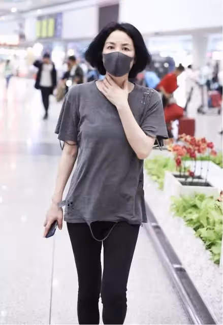 拍到王菲逛街,穿t恤長裙很高挑知性,踩帆布鞋減齡看不出52歲!