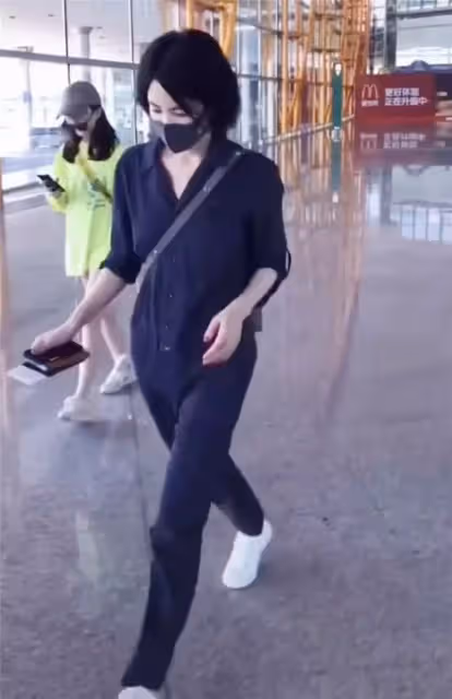 拍到王菲逛街,穿t恤長裙很高挑知性,踩帆布鞋減齡看不出52歲!