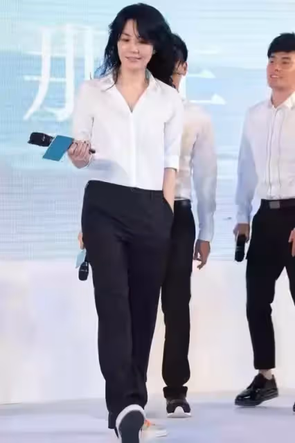 拍到王菲逛街,穿t恤長裙很高挑知性,踩帆布鞋減齡看不出52歲!