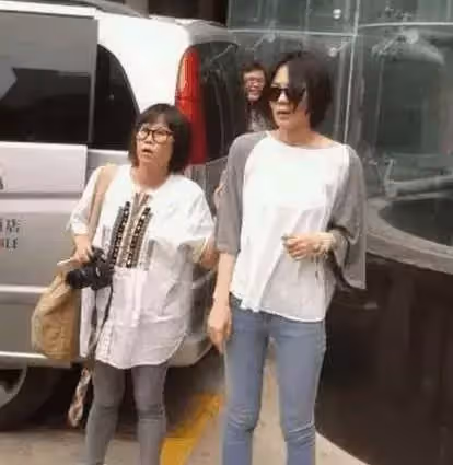 拍到王菲逛街,穿t恤長裙很高挑知性,踩帆布鞋減齡看不出52歲!