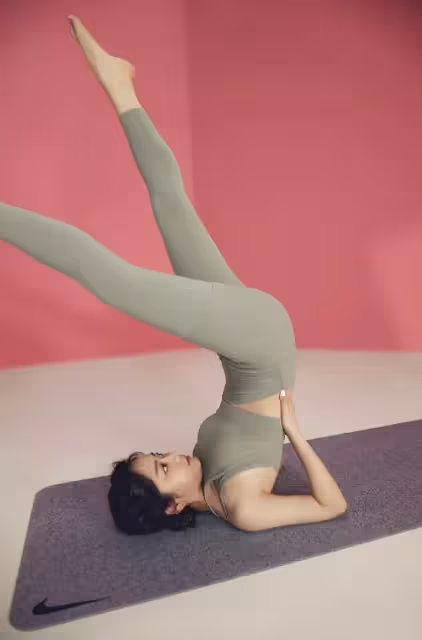 被譚松韻的娃娃臉騙了,非但沒有嬰兒肥,穿無痕裝還顯出骨感身材