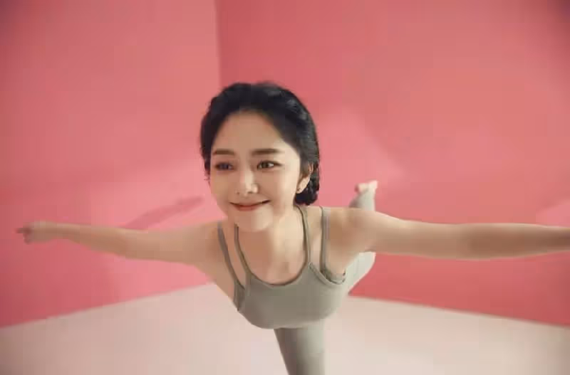 被譚松韻的娃娃臉騙了,非但沒有嬰兒肥,穿無痕裝還顯出骨感身材