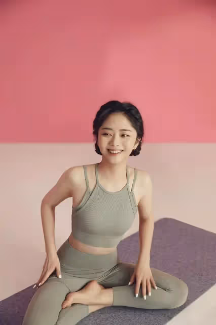 被譚松韻的娃娃臉騙了,非但沒有嬰兒肥,穿無痕裝還顯出骨感身材