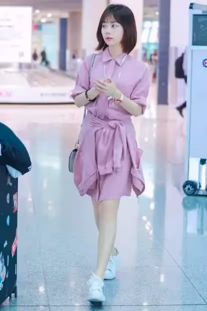 被譚松韻的娃娃臉騙了,非但沒有嬰兒肥,穿無痕裝還顯出骨感身材