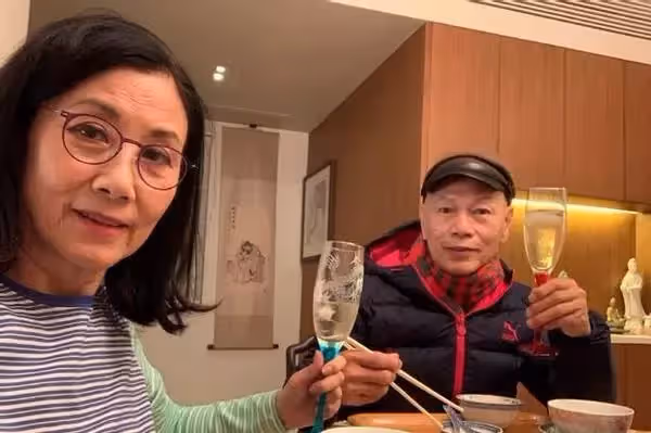 73歲汪明荃一家三口罕同框,阿姐一頭黑髮精神滿滿,住4億豪宅穿2萬波鞋親下田拔蘿蔔,阿囡沛妍首露面,網友:生女兒了
