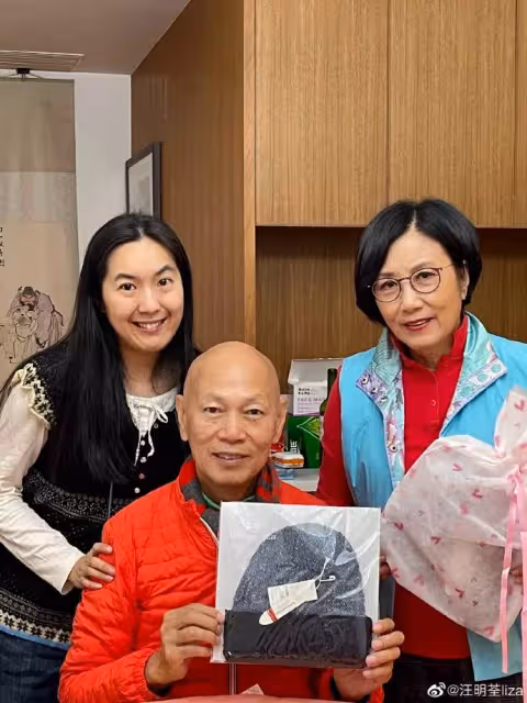 73歲汪明荃一家三口罕同框，阿姐一頭黑髮精神滿滿，住4億豪宅穿2萬波鞋親下田拔蘿蔔，阿囡沛妍首露面，網友：生女兒了
