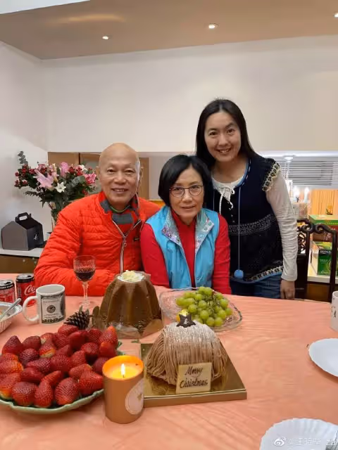 73歲汪明荃一家三口罕同框，阿姐一頭黑髮精神滿滿，住4億豪宅穿2萬波鞋親下田拔蘿蔔，阿囡沛妍首露面，網友：生女兒了