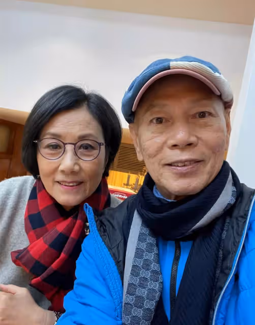 73歲汪明荃一家三口罕同框，阿姐一頭黑髮精神滿滿，住4億豪宅穿2萬波鞋親下田拔蘿蔔，阿囡沛妍首露面，網友：生女兒了