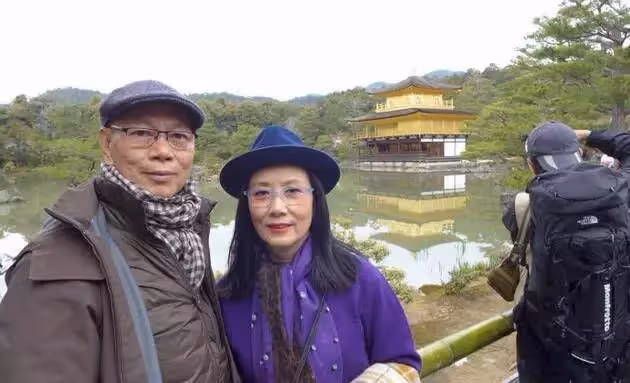 73歲汪明荃一家三口罕同框，阿姐一頭黑髮精神滿滿，住4億豪宅穿2萬波鞋親下田拔蘿蔔，阿囡沛妍首露面，網友：生女兒了