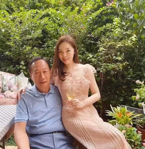 被酸「不像貴婦」曾馨瑩秒回「幸褔有限理論」分享與郭董真實生活,網友稱贊:這個女人不簡單!