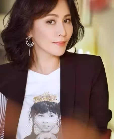 女人別害怕歲月!56歲劉嘉玲近照曝光,「頂著素顏晨跑」被嘲笑,她樂喊「要自然老去」,網友:已經保養的很好了