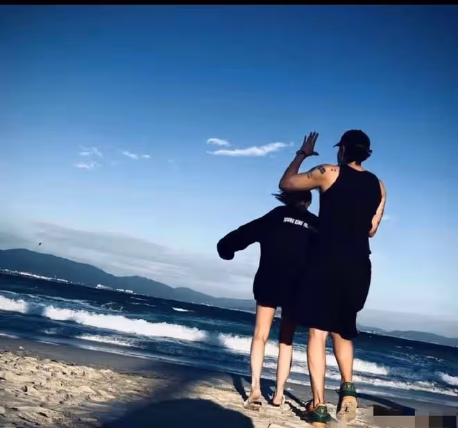 黃子韜戀愛再添錘！徐藝洋秘密到杭州探班男方，收工後一同回別墅