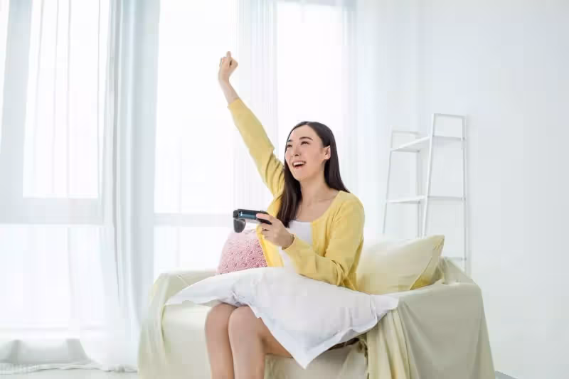 結婚去領證!男友走到角落「蹲下係鞋帶」,保潔阿姨說:姑娘,這婚結不得