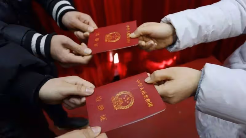 結婚去領證!男友走到角落「蹲下係鞋帶」,保潔阿姨說:姑娘,這婚結不得