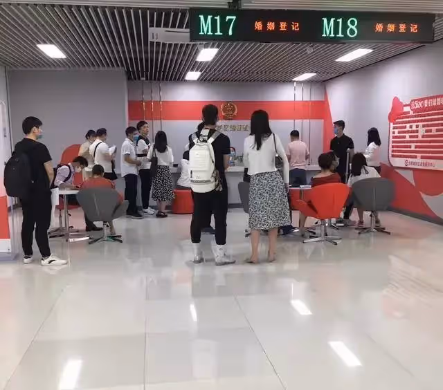 結婚去領證!男友走到角落「蹲下係鞋帶」,保潔阿姨說:姑娘,這婚結不得