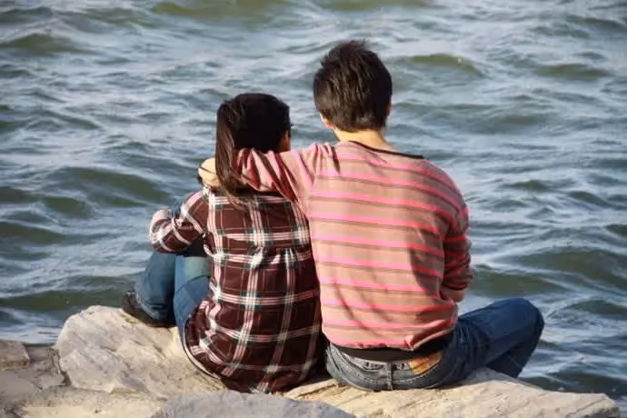 結婚去領證!男友走到角落「蹲下係鞋帶」,保潔阿姨說:姑娘,這婚結不得