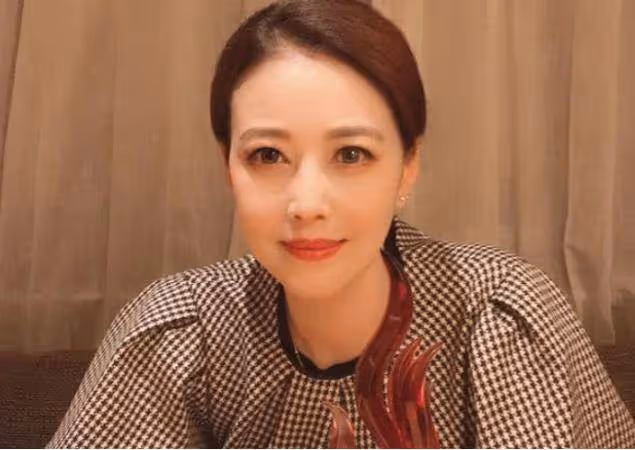 54歲周海媚和54歲李若彤,一個水嫩如少女,一個卻讓人一言難盡