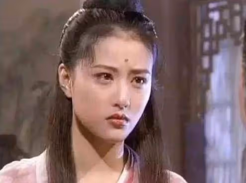 54歲周海媚和54歲李若彤,一個水嫩如少女,一個卻讓人一言難盡