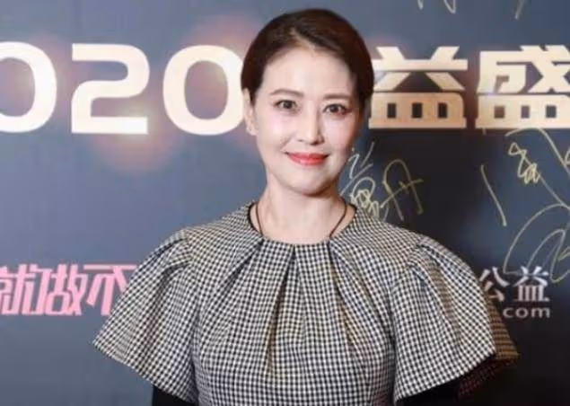 54歲周海媚和54歲李若彤,一個水嫩如少女,一個卻讓人一言難盡