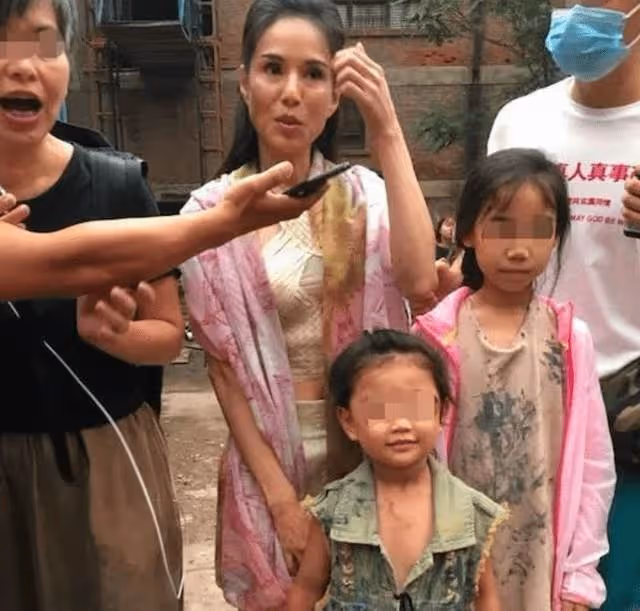 54歲周海媚和54歲李若彤,一個水嫩如少女,一個卻讓人一言難盡