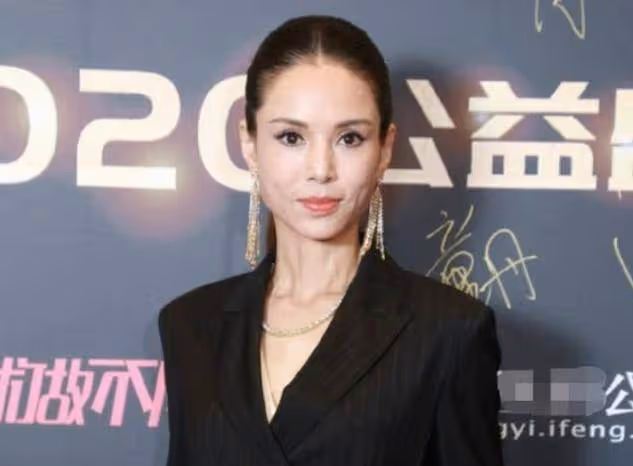 54歲周海媚和54歲李若彤，一個水嫩如少女，一個卻讓人一言難盡