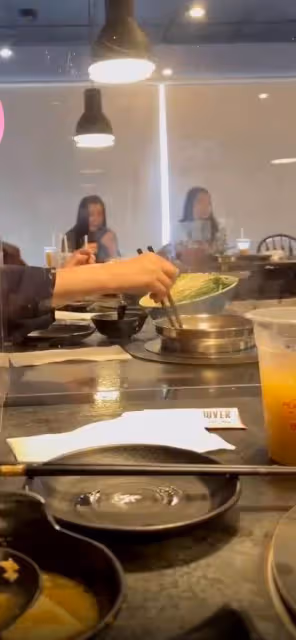 55歲王祖賢在國外吃火鍋被拍,臉部泛紅山根突出,用手擦嘴不嫌臟