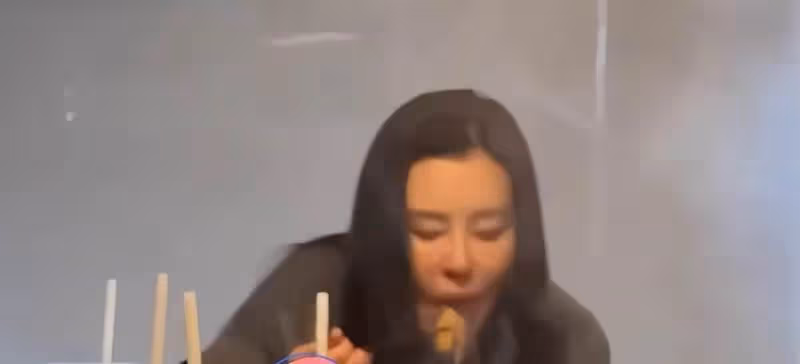55歲王祖賢在國外吃火鍋被拍,臉部泛紅山根突出,用手擦嘴不嫌臟