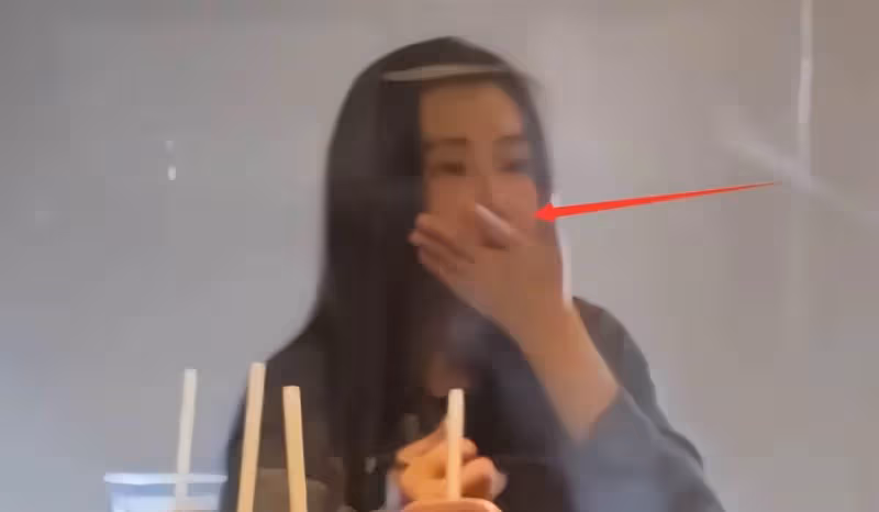 55歲王祖賢在國外吃火鍋被拍,臉部泛紅山根突出,用手擦嘴不嫌臟