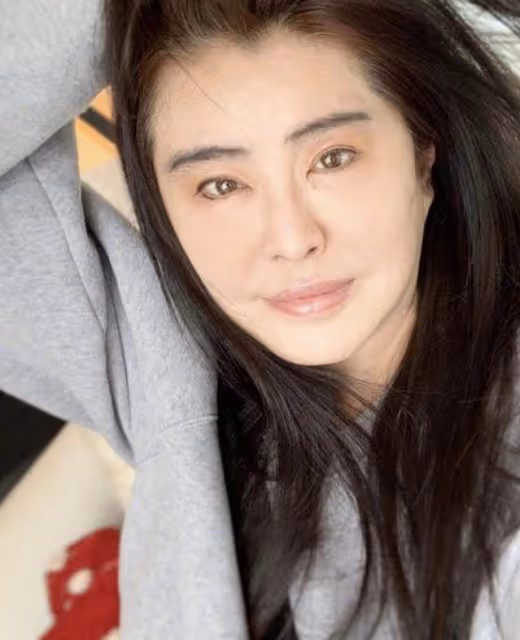 55歲王祖賢在國外吃火鍋被拍,臉部泛紅山根突出,用手擦嘴不嫌臟
