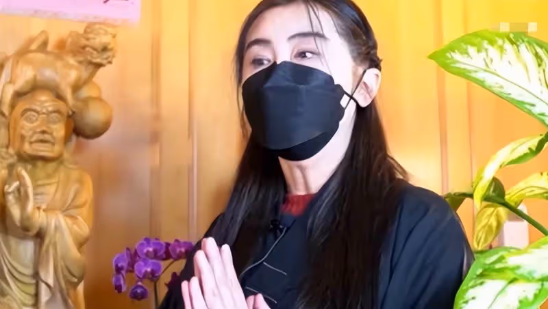 55歲王祖賢在國外吃火鍋被拍,臉部泛紅山根突出,用手擦嘴不嫌臟