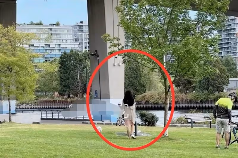 55歲王祖賢在國外吃火鍋被拍,臉部泛紅山根突出,用手擦嘴不嫌臟