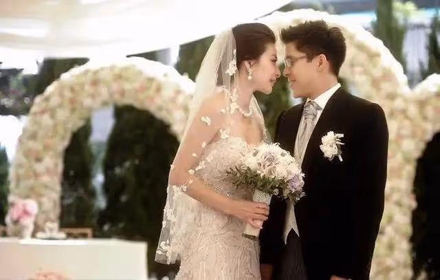 真正的豪門!跳水皇后嫁百億富三代「婚後9年成賢妻良母」,被目擊「逛超市比價買地攤貨」以身作則教孩子