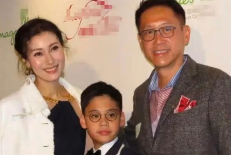 有種「遺憾」叫李嘉欣兒子!成功「避開媽媽美貌」繼承爸爸長相,父子站在一起簡直「複製粘貼」,網直呼:可惜了女神的美貌!