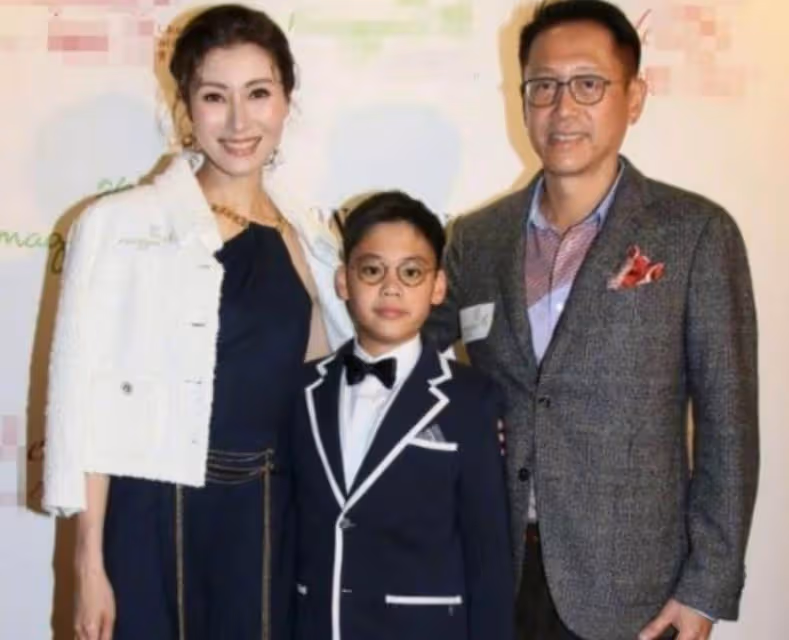 有種「遺憾」叫李嘉欣兒子!成功「避開媽媽美貌」繼承爸爸長相,父子站在一起簡直「複製粘貼」,網直呼:可惜了女神的美貌!