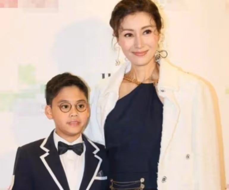 有種「遺憾」叫李嘉欣兒子!成功「避開媽媽美貌」繼承爸爸長相,父子站在一起簡直「複製粘貼」,網直呼:可惜了女神的美貌!