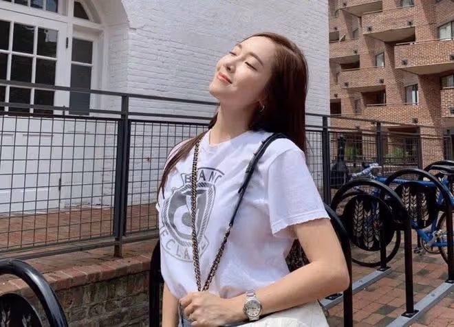 權寧一曬牽手照為鄭秀妍慶生，稱其為靈魂伴侶，男方為阿嬌前男友
