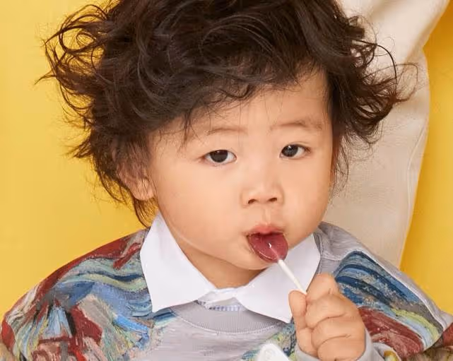 蔡少芬曬兒子近照!樂兒紮雙丸子頭萌態十足,簡直就是張晉的翻版