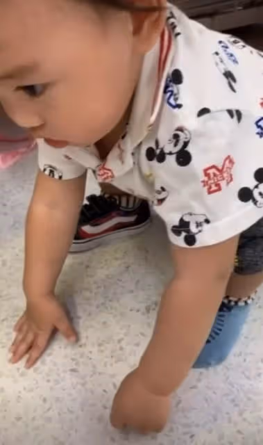 張柏芝小兒子近照曝光,與母親在家中游泳,打破「與外國人所生傳聞」臉蛋圓潤像二哥謝振南