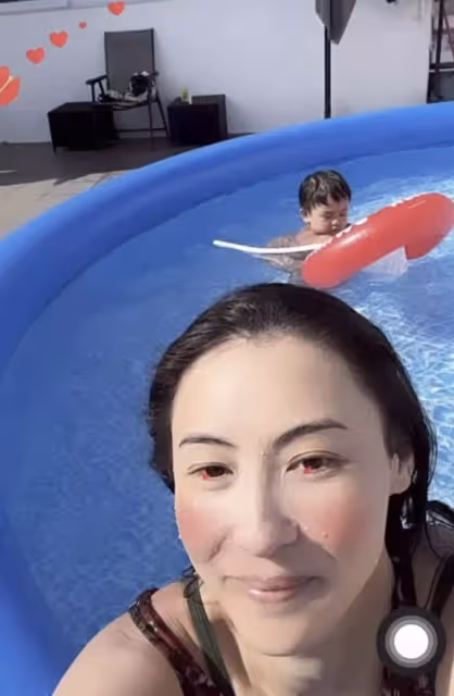 張柏芝小兒子近照曝光,與母親在家中游泳,打破「與外國人所生傳聞」臉蛋圓潤像二哥謝振南