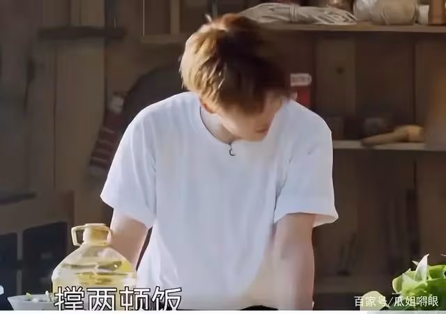 任嘉倫剛出道後被封殺1年,一道菜撐2頓1天就過了!女友陪伴不棄