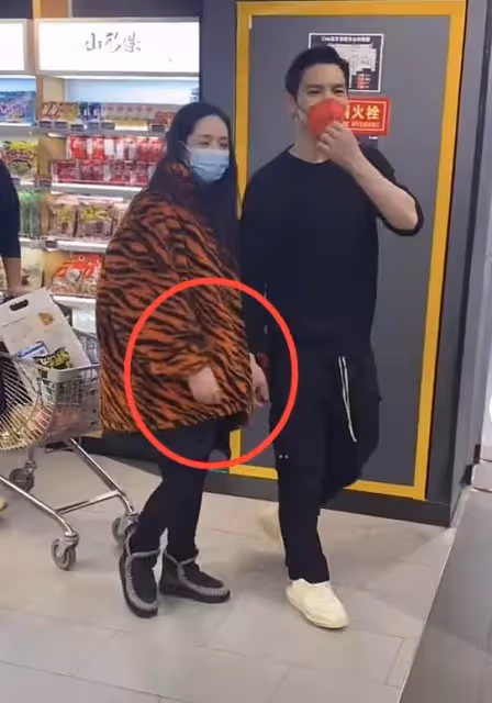 郭碧婷怎麼被婆家養成這樣!穿貂皮身形富態,走路慢吞吞一臉疲憊!